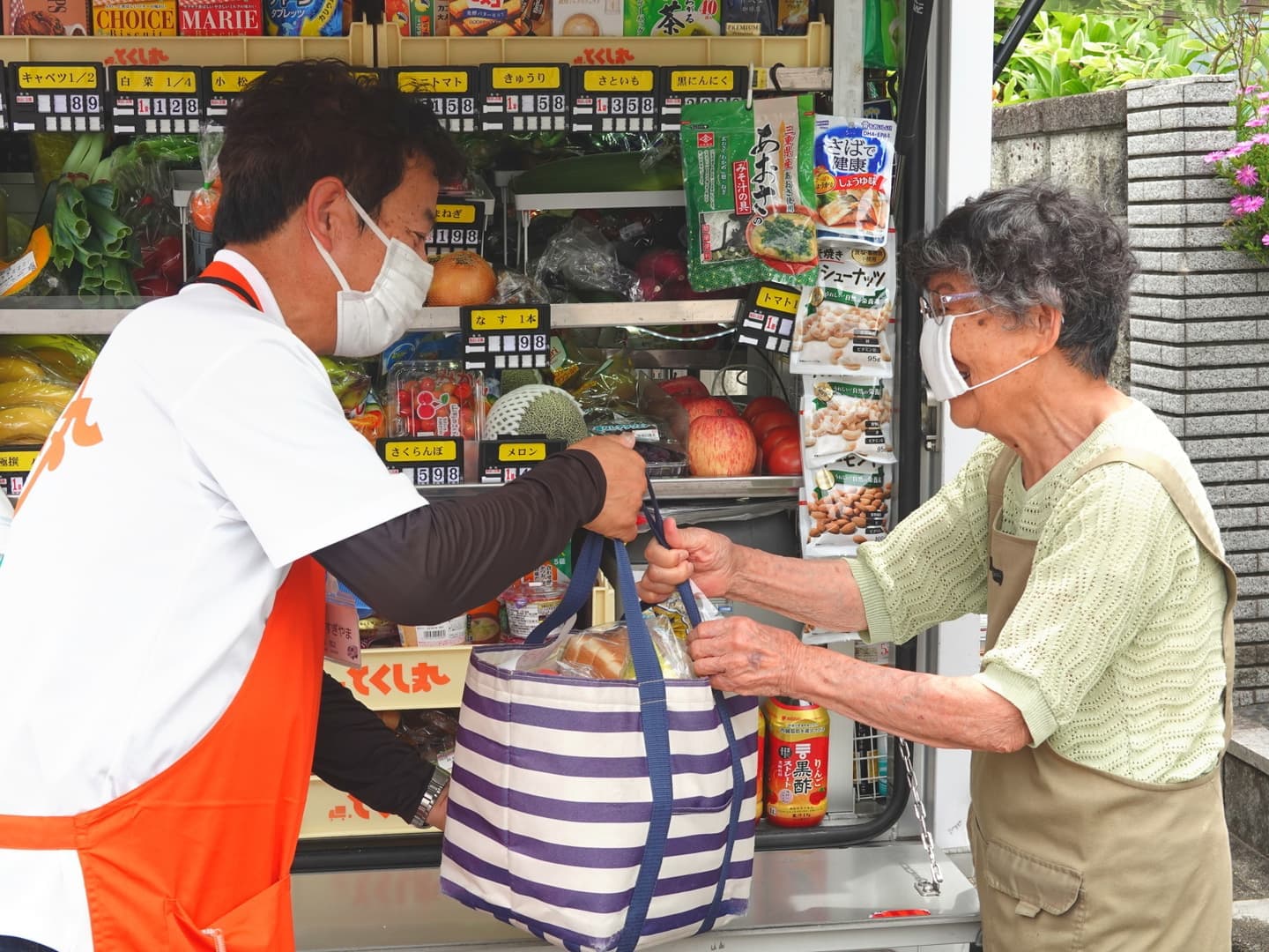 軽トラに1,200点を搭載お買い物できます